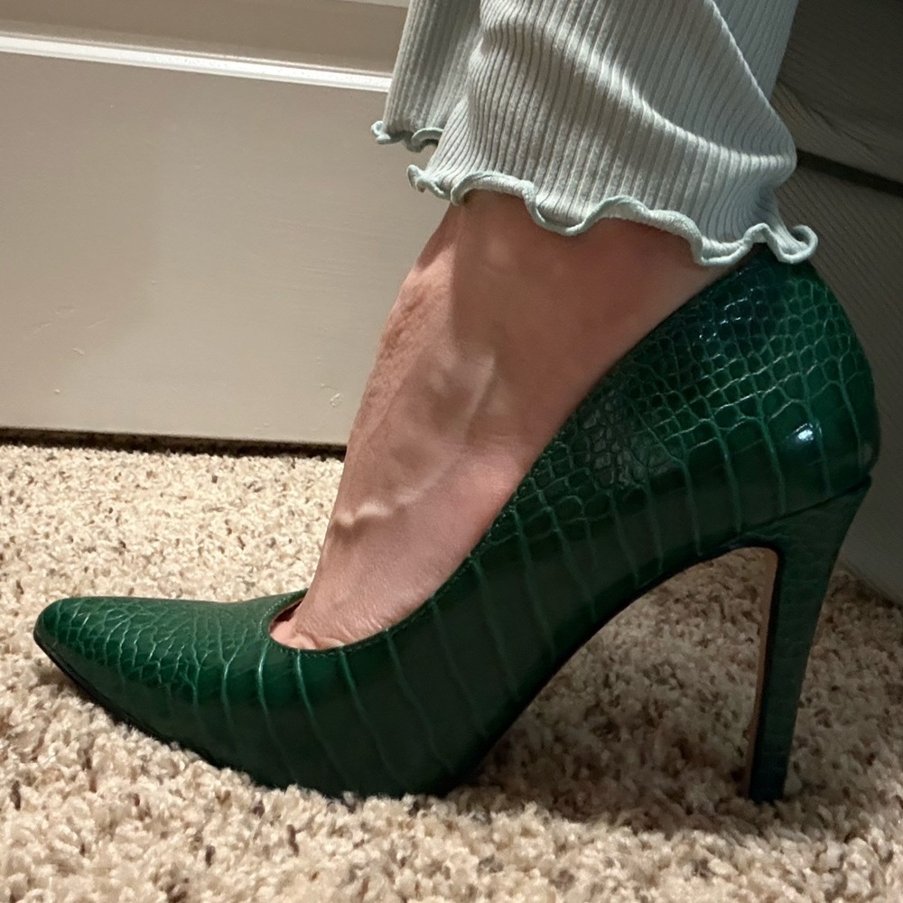 Michael Shannon Emerald Green Croc-Embossed Stiletto Pumps - Picture 8 of 8